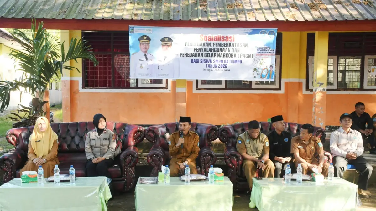 Wabup Dompu Syirajuddin (tiga kiri) membuka sosialisasi P4GN di SMP Negeri 4 Dompu, Selasa (9/6).