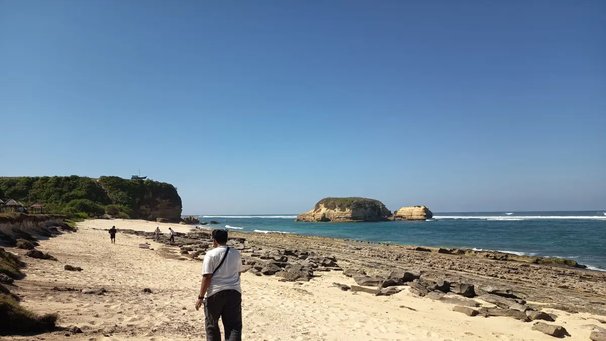 WISATA PANTAI: Pantai Kura-Kura salah satu destinasi wisata yang kerap dikunjungi wisatawan di kawasan Teluk Ekas. 