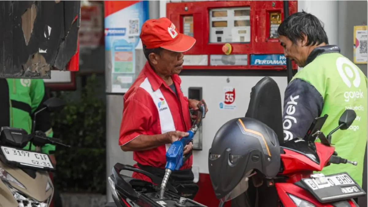 NAIK LAGI: Petugas melayani pengisian Pertamax di SPBU Pertamina Menteng, Jakarta, Rabu (10/6). Pertamina melakukan penyesuaian harga jual Pertamax dari Rp 12.300 per liter naik menjadi Rp 16.250 per liter dan Pertamax Green 95 dari Rp 12.900 per liter naik menjadi Rp 17.000 per liter yang berlaku per 10 Juni. (SALMAN TOYIBI/JAWA POS)