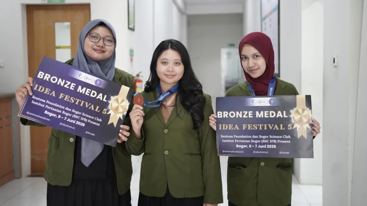 MEMBANGGAKAN: Dari kiri ke kanan, Nidya Hariyanti, Ni Ketut Septia Reni Dhamma Yanti, dan Mas Ayu Balqist Sava Phalosa foto bersama  di Sekretariat Fakultas Kedokteran Unizar, pada Selasa (9/6). Tiga mahasiswa ini berhasil meraih dua Bronze Medal pada ajang Idea Festival 5 tingkat nasional melalui inovasi kesehatan dan mitigasi bencana yang berorientasi pada keselamatan masyarakat.
