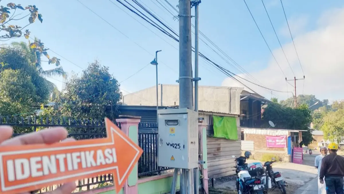 Anggota Polsek Wawo melakukan olah TKP pencurian kabel gardu PLN, Rabu (10/6).
