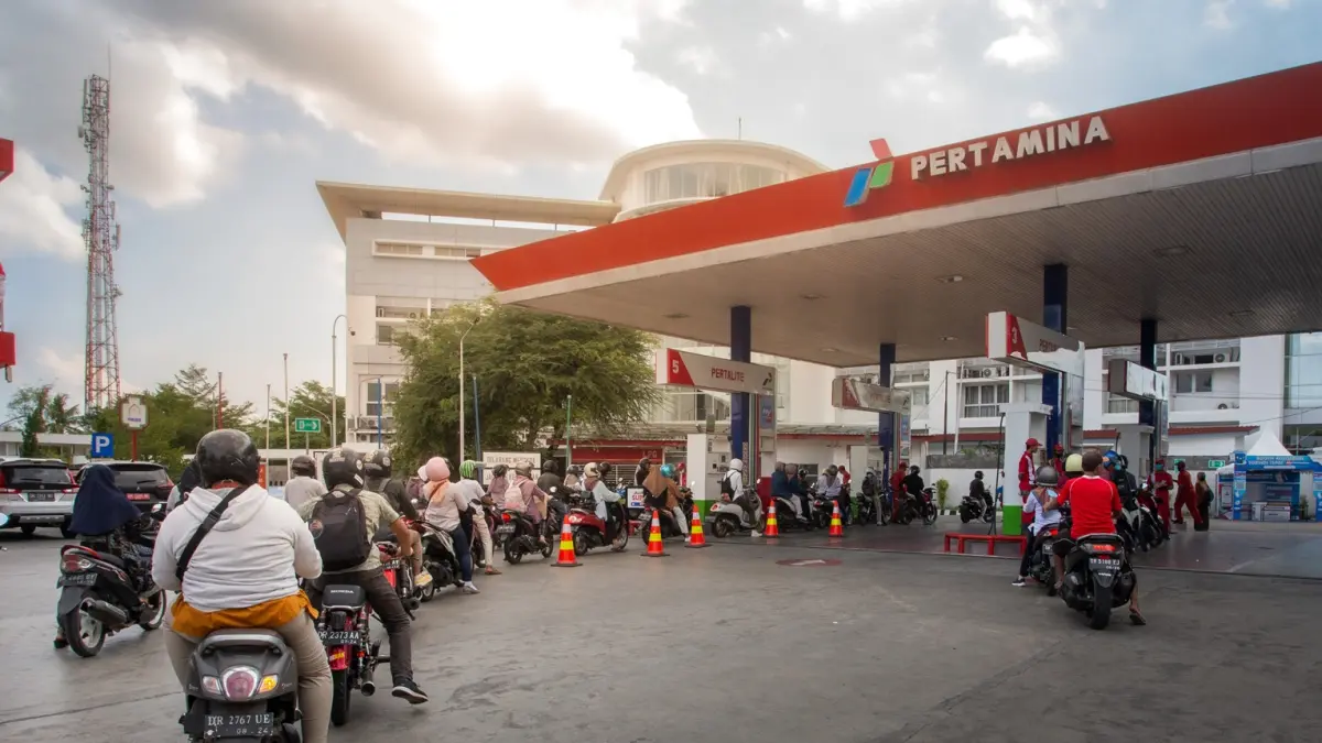 ANTRE: Antrean panjang warga yang mengisi Pertalite usai kenaikan harga Pertamax diberlakukan di SPBU Majapahit, Kota Mataram, Rabu (10/6). (IVAN/LOMBOK POST)