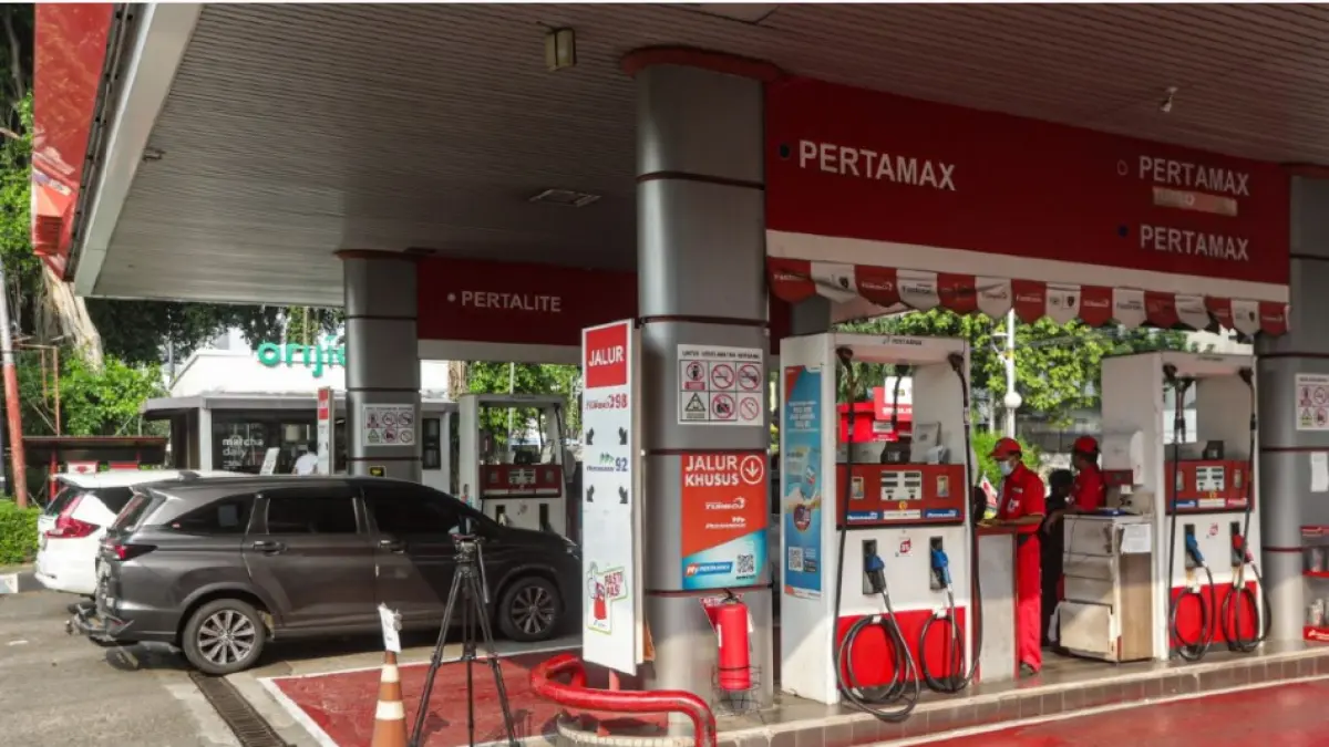 Beberapa kendaraan antri isi BBM di jalur pertalite dan jalur pertamax sepi kendaraan. (Jawa Pos)
