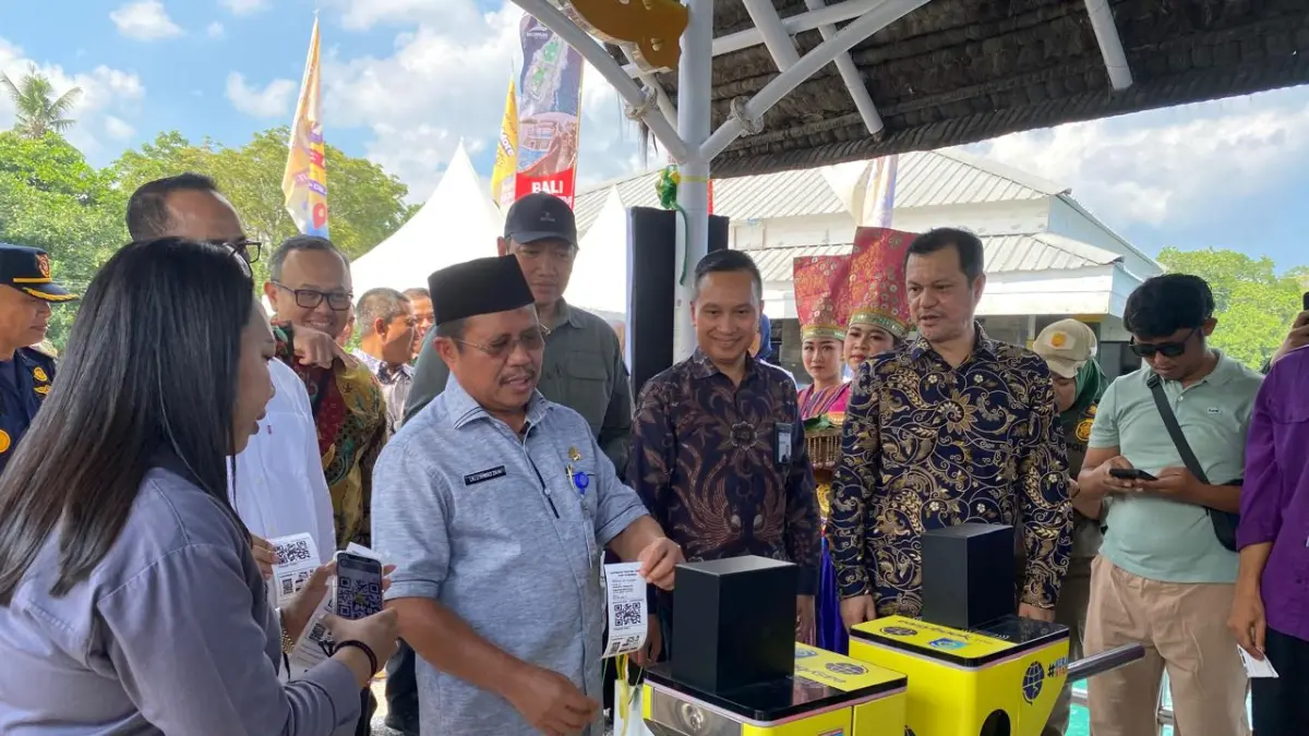 DIGITALISASI PELABUHAN: Bupati Lombok Barat Lalu Ahmad Zaini saat meninjau langsung implementasi Centralized Ticketing Terminal di Pelabuhan Senggigi, Kamis (11/6). (Toni/Lombok Post)