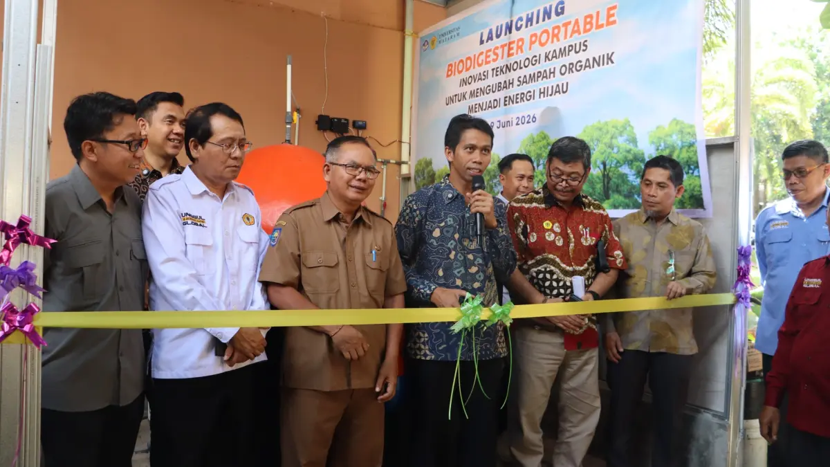 INOVASI: Rektor Unram Prof Sukardi meluncurkan Portable Biodigester di kawasan Food Court Unram, Selasa (9/6). 