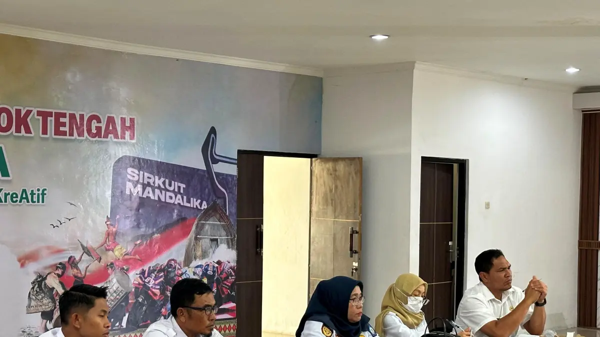 Kepala Dishub Loteng Baiq Sri Damayanti (tengah) bersama Kepala Bapenda Loteng Baiq Aluh Windayu (dua kanan) menghadiri rapat koordinasi bersama Kejari Loteng di kantor setempat, Rabu (10/6).