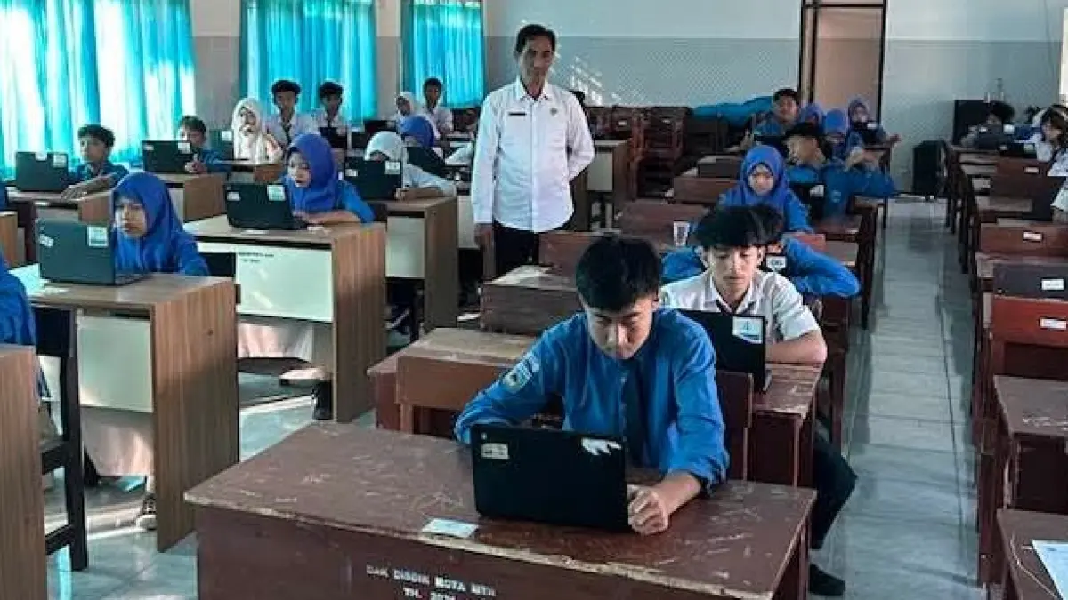 KERJAKAN SOAL: Siswa SMPN 23 Mataram melaksanakan ujian Sumatif Akhir Semester berbasis IT di sekolah setempat, Rabu (10/6).