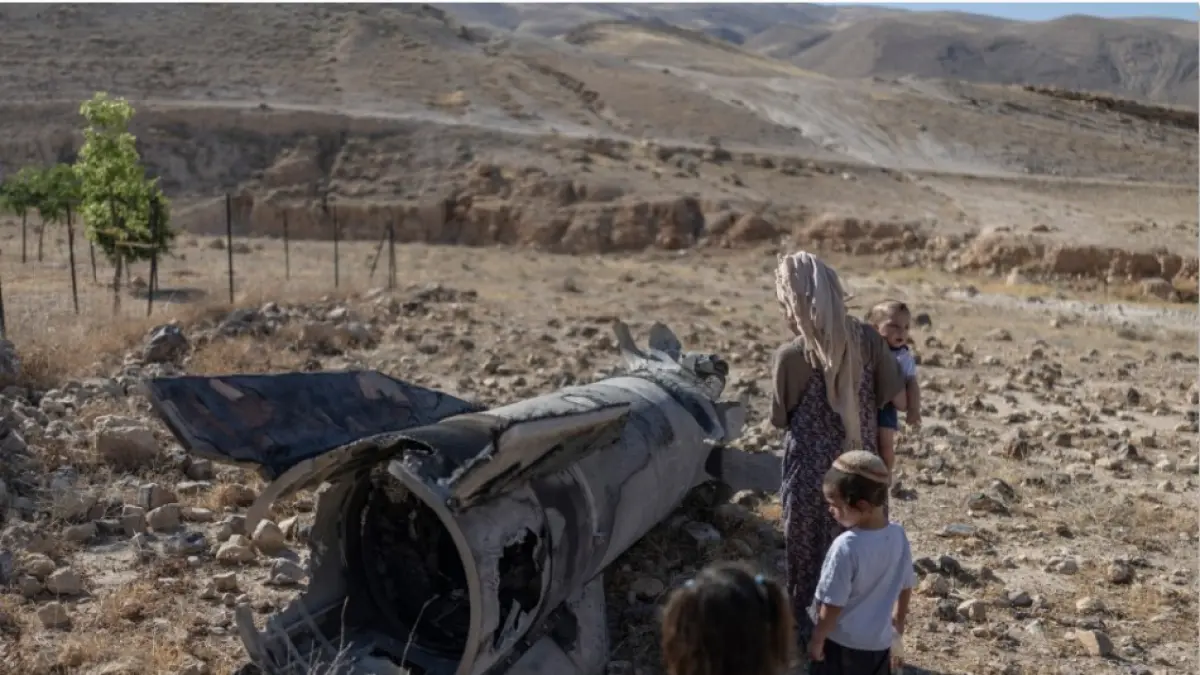 KIAN PANAS: Seorang pria mengambil gambar kendaraan yang terbakar setelah serangan udara Israel yang menghantam sebuah mobil di Sidon, Lebanon, Rabu (10/6). (MAHMOUD ZAYYAT / AFP)