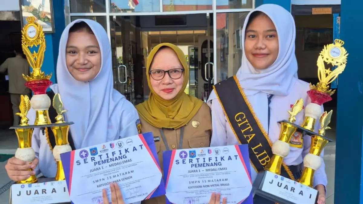 MEMBANGGAKAN: Kepala SMPN 15 Mataram Sri Wahyu Indriani bersama siswinya yang meraih juara pertama di Scout Open Marching Band 2026.

