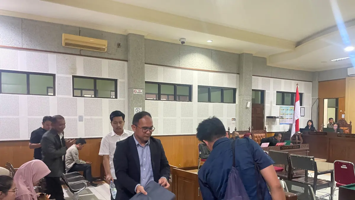 MEMBERIKAN KESAKSIAN: Ahli Tata Negara Dr Oce Madril berjalan ke luar ruang sidang usai memberikan kesaksian sebagai ahli di Pengadilan Tipikor Mataram, Rabu (10/6). (HARLI/LOMBOK POST)