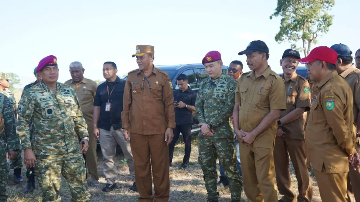 Pangkormar Letjen TNI Endi Supardi didampingi Bupati Sumbawa Syarafuddin Jarot meninjau lokasi pembangunan Yonif Marinir 16 di kawasan Samota, Selasa (9/6).