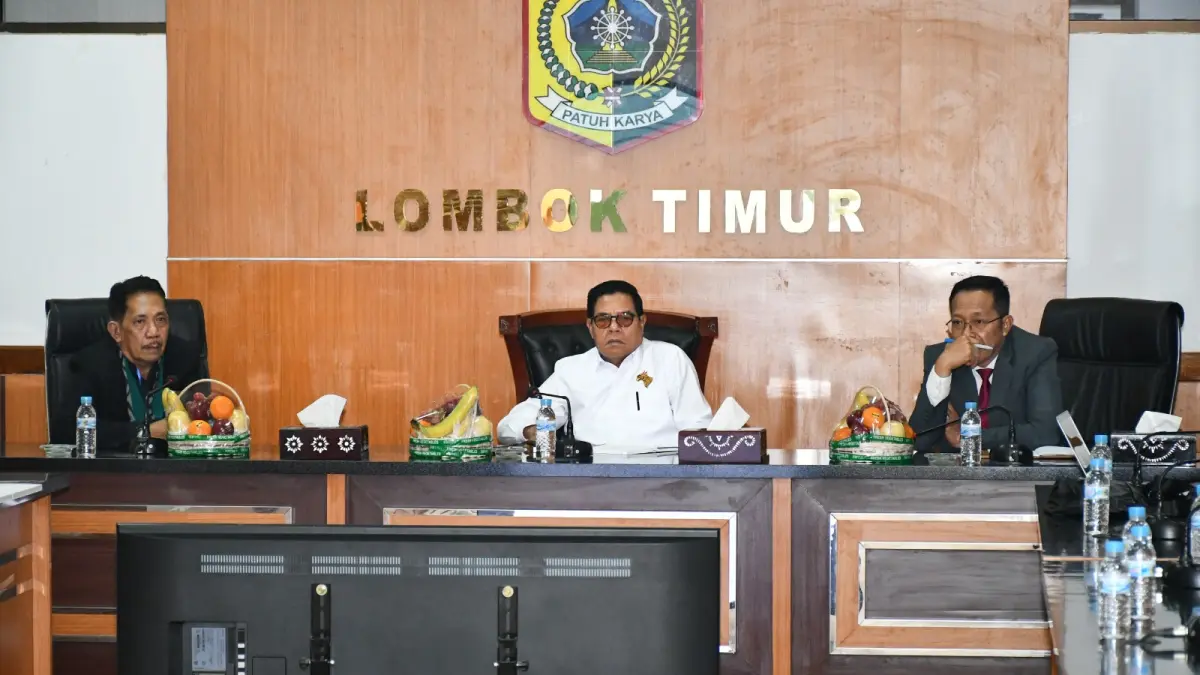 PENILAIAN AKHIR: Bupati dan Sekda Lombok Timur saat mendengarkan penjelasan dari ketua Ikatan Arsitek Indonesia (IAI) NTB terkait desain gedung serbaguna