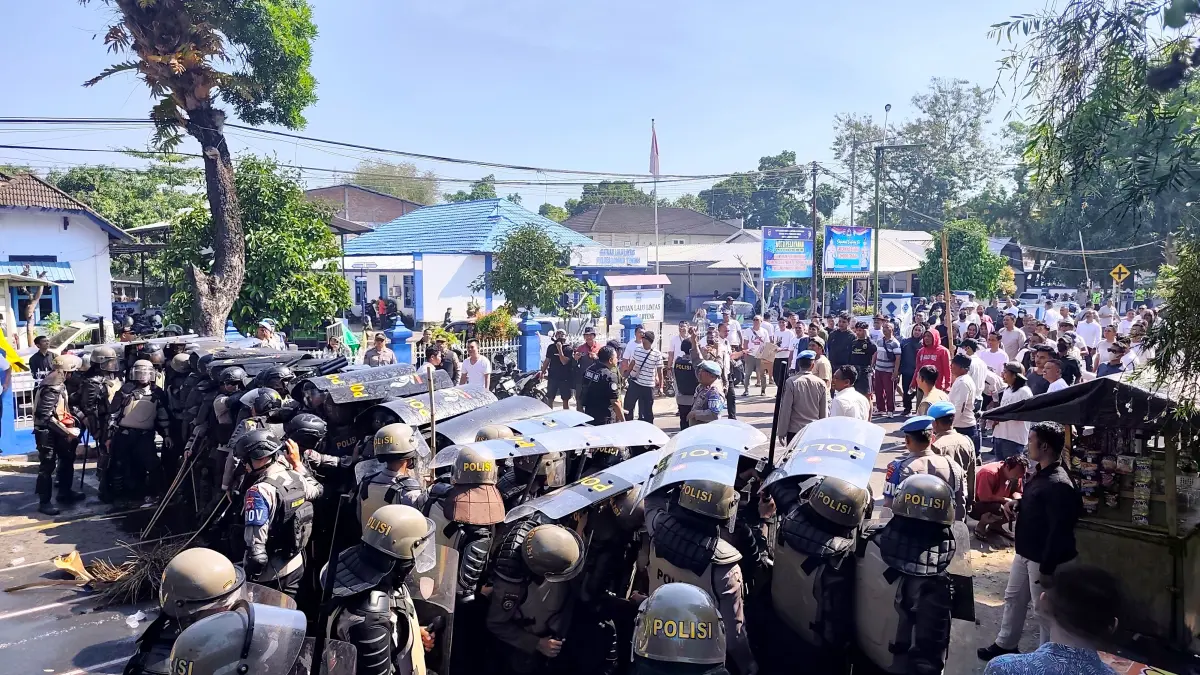 PUKUL MUNDUR: Ratusan personil kepolisian dan kendaraan taktis berjibaku melumpuhkan aksi demo yang terjadi di depan Pendopo Bupati Loteng, Rabu (10/6).&nbsp;(Dewi/Lombok Post) 
