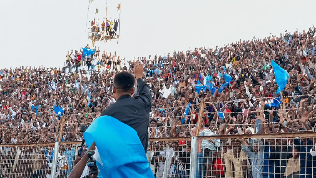 Ribuan warga memadati stadion di Mogadishu untuk menyambut kepulangan wasit FIFA asal Somalia, Omar Artan, yang mendapat sambutan bak pahlawan nasional.