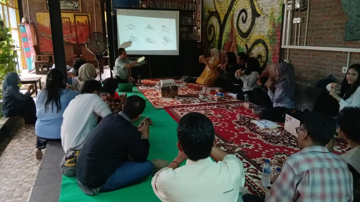 Pelatihan bahasa isyarat ini dirancang untuk memecah hambatan komunikasi yang bersifat teknis dan kompleks dalam program-program transisi energi. GEDSI JET NTB menggarisbawahi empat hal mendasar mengapa inklusivitas komunikasi ini menjadi jembatan kunci menuju keadilan energi yang sebenarnya.