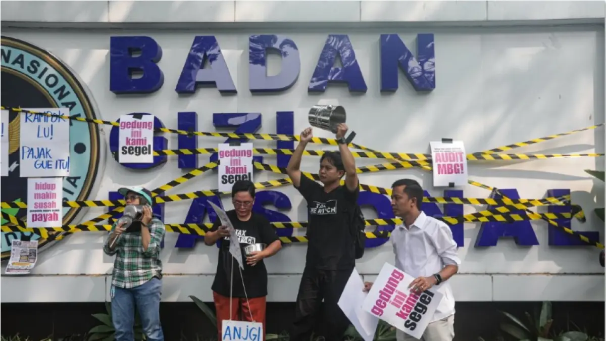 Sejumlah massa yang tergabung dalam Koalisi MBG Watch menggelar aksi demonstrasi di depan kantor Badan Gizi Nasional (BGN), Jakarta, Rabu (10/6). (Jawa Pos)
