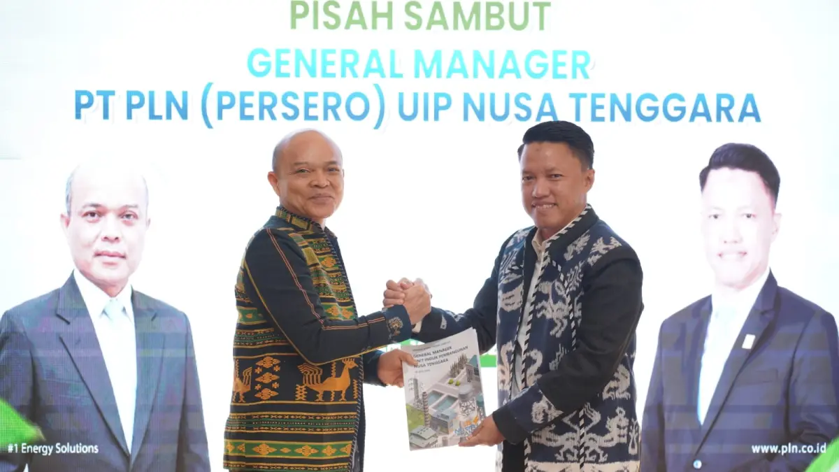 Serah terima jabatan GM PLN UIP Nusra dari Rizki Aftarianto (kanan) kepada RDW Manurung.