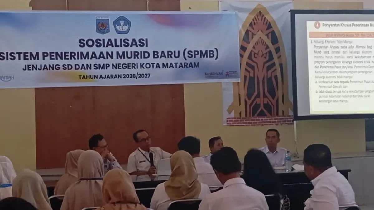 SOSIALISASI: Plh Disdik Kota Mataram Lalu Martawang (pegang mik/depan) melakukan sosialisasi SPMB bersama kepala SMP negeri di Aula Disdik Kota Mataram, Rabu (10/6).