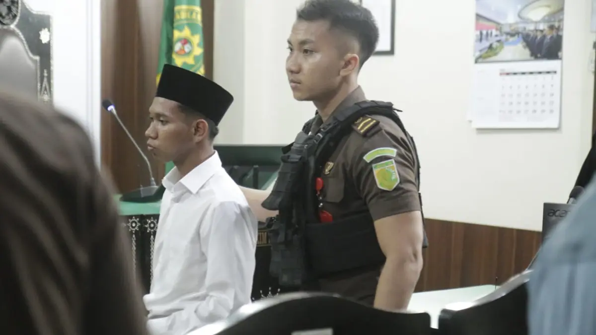 SUDAH DIVONIS: Terdakwa Radiet Ardiansyah dikawal jaksa usai pembacaan vonis di Pengadilan Negeri (PN) Mataram, Rabu (10/6). (HARLI/LOMBOK POST