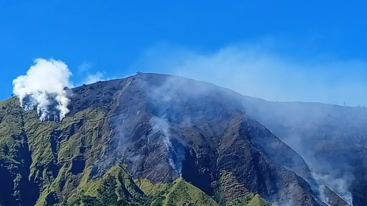 TERBAKAR: Pemandangan api yang membakar bukit Sempana, Semakin yang terbakar sejak Selasa (9/6) kemarin
