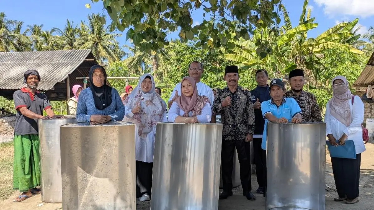 TERIMA BANTUAN: Penyerahan bantuan alat memasak garam berbahan stainless steel oleh Dinas Kelautan, Perikanan, dan Ketahanan Pangan Kabupaten Lombok Barat kepada warga Dusun Madak Belek, Desa Cendi Manik, Kecamatan Sekotong.&nbsp;