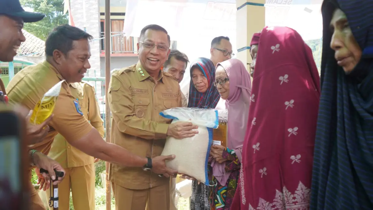 Wali Kota Bima HA Rahman H Abidin saat menyerahkan bantuan cadangan pangan pemerintah di Kelurahan Ntobo, belum lama ini.