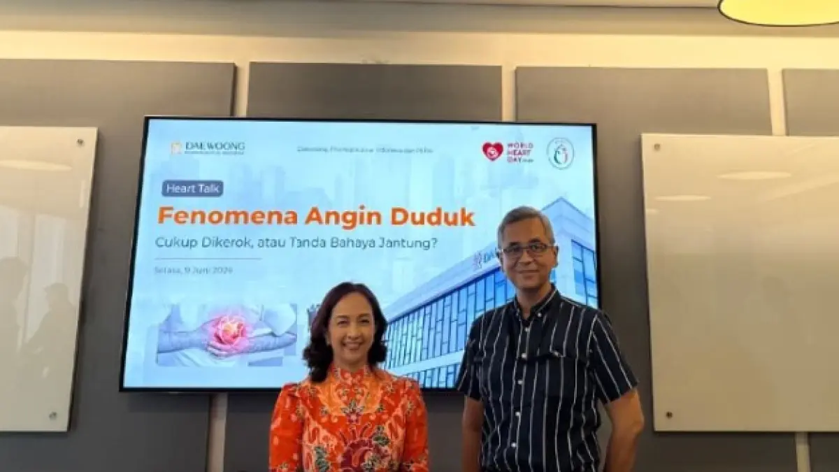 Dari kiri ke kanan: dr. Febtusia Puspitasari, Sp.JP, FIHA, FAsCC, FESC dan dr. Wicak Prasetiadi, Head of Brand & Marketing Daewoong Pharmaceutical Indonesia, berfoto bersama pada acara Heart Talk “Fenomena Angin Duduk: Cukup Dikerok, atau Tanda Bahaya Jantung”, yang diselenggarakan di Jakarta pada 9 Juni 2026.