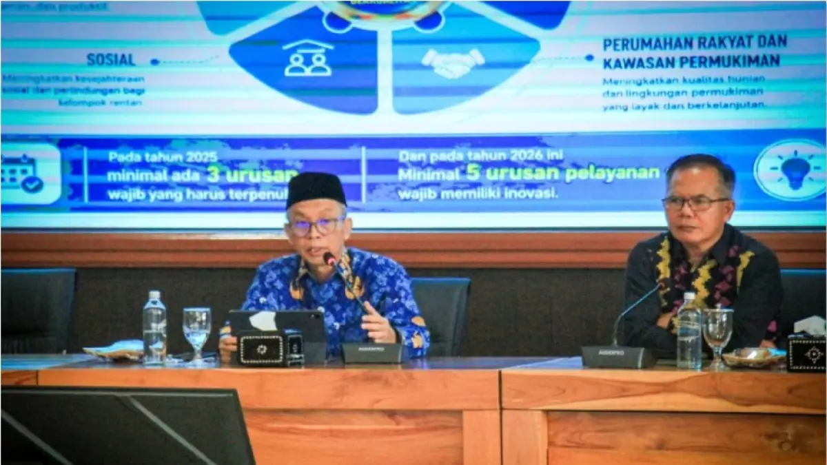INOVASI: Sekda NTB Abul Chair (kiri) dan Kepala BRIDA NTB I Gede Putu Aryadi saat rapat koordinasi persiapan pengukuran dan penilaian indeks inovasi daerah serta Innovative Government Award (IGA) Tahun 2026 di Ruang Rapat Tambora Kantor Gubernur NTB, Kamis (11/6). (DISKOMINFOTIK NTB/LOMBOK POST)