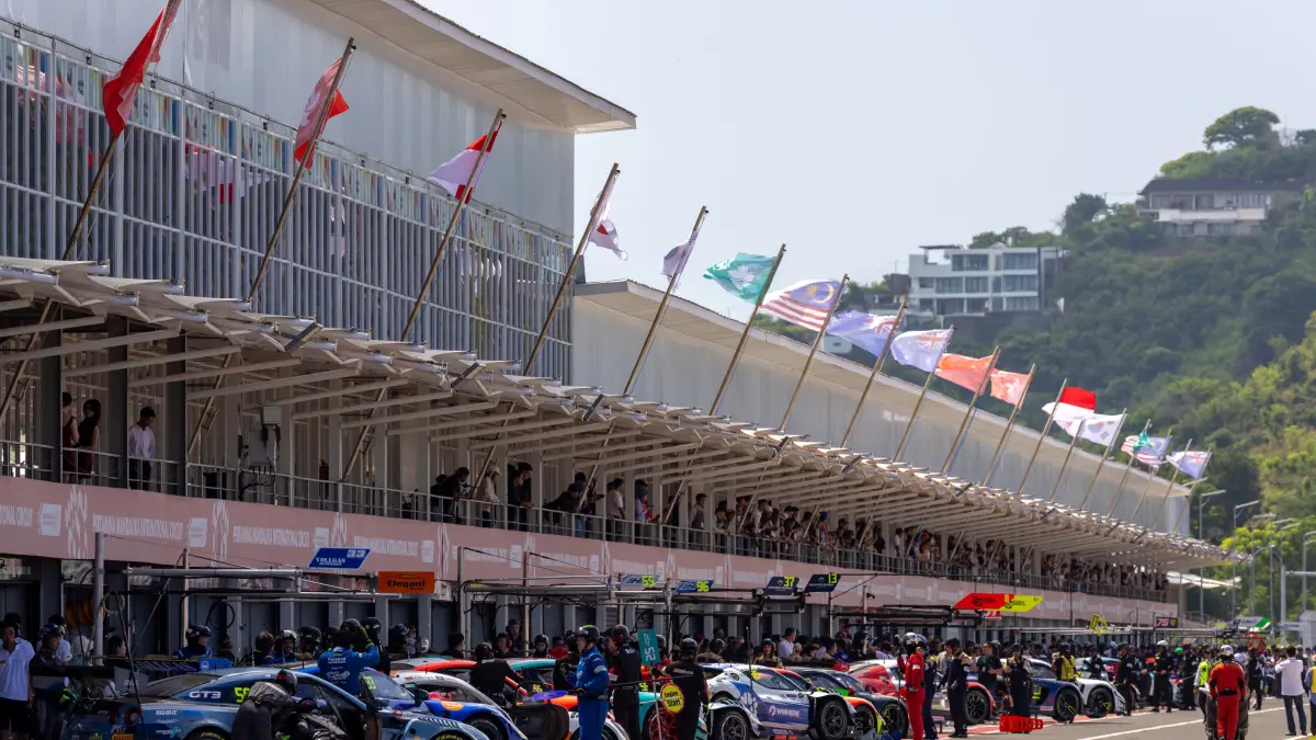 Deretan mobil balap di area pitlane Sirkuit Internasional Mandalika, Loteng, beberapa waktu lalu.