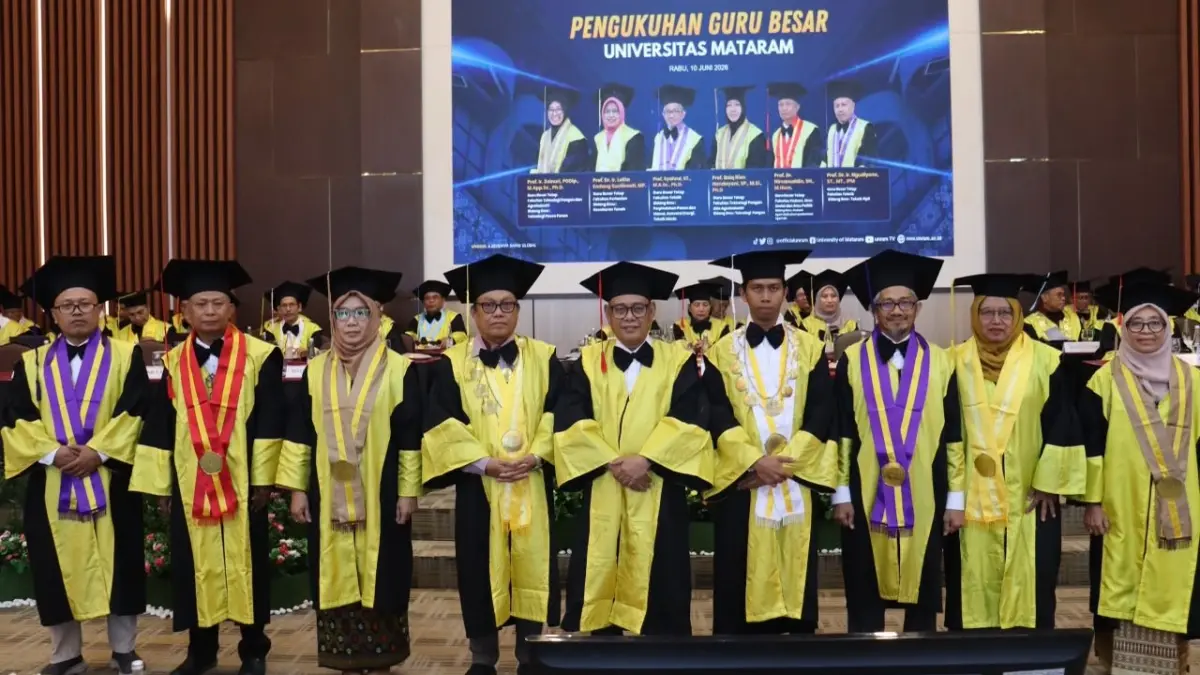 FOTO BERSAMA: Rektor Universitas Mataram Prof Sukardi (empat dari kanan) foto bersama enam guru besar yang dikukuhkan di Ruang Sidang Senat Unram, Rabu (10/6).