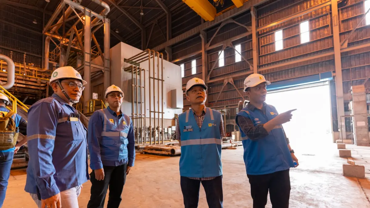 General Manager PLN UIP Nusra RDW. Manurung (dua daei kanan) melakukan pengecekan progress di ruang boiler PLTU Lombok FTP-2.