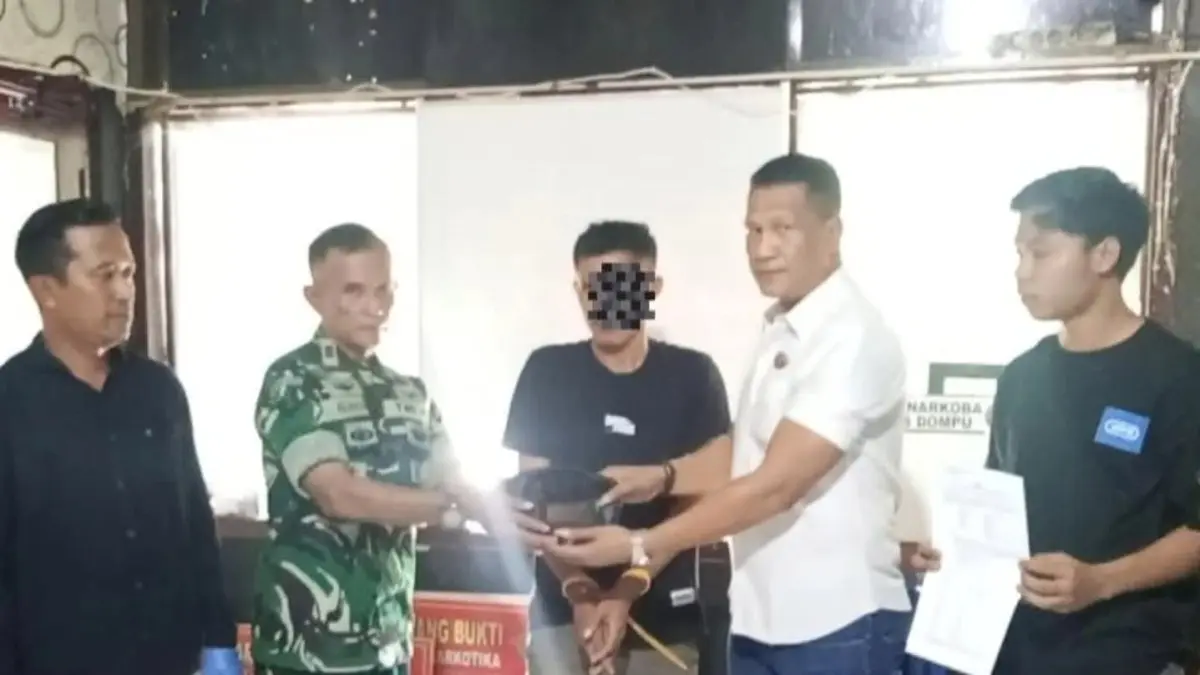 Guru honorer berinisial AZ ditangkap TNI bersama barang bukti sabu dan pil tramadol, Selasa (9/6).