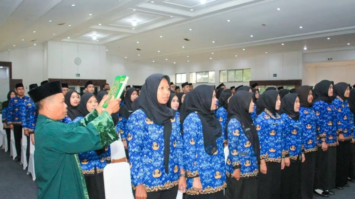 LAYANI MASYARAKAT: Sebanyak 146 orang menjalani prosesi pengambilan sumpah/janji PNS Lingkup Pemprov NTB yang dipimpin langsung oleh Sekda NTB Abul Chair di Mataram, Kamis (11/6). (BIRO UMUM DAN ADPIM SETDA NTB FOR LOMBOK POST)