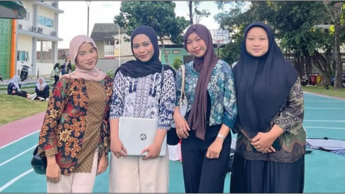MEMBUAHKAN HASIL: Dari kiri, Imas Dion Febriani, Maya Novita Sari, Cahya Camila Evanglin, dan Fatati Nailul Munadia. (JAWA POS)