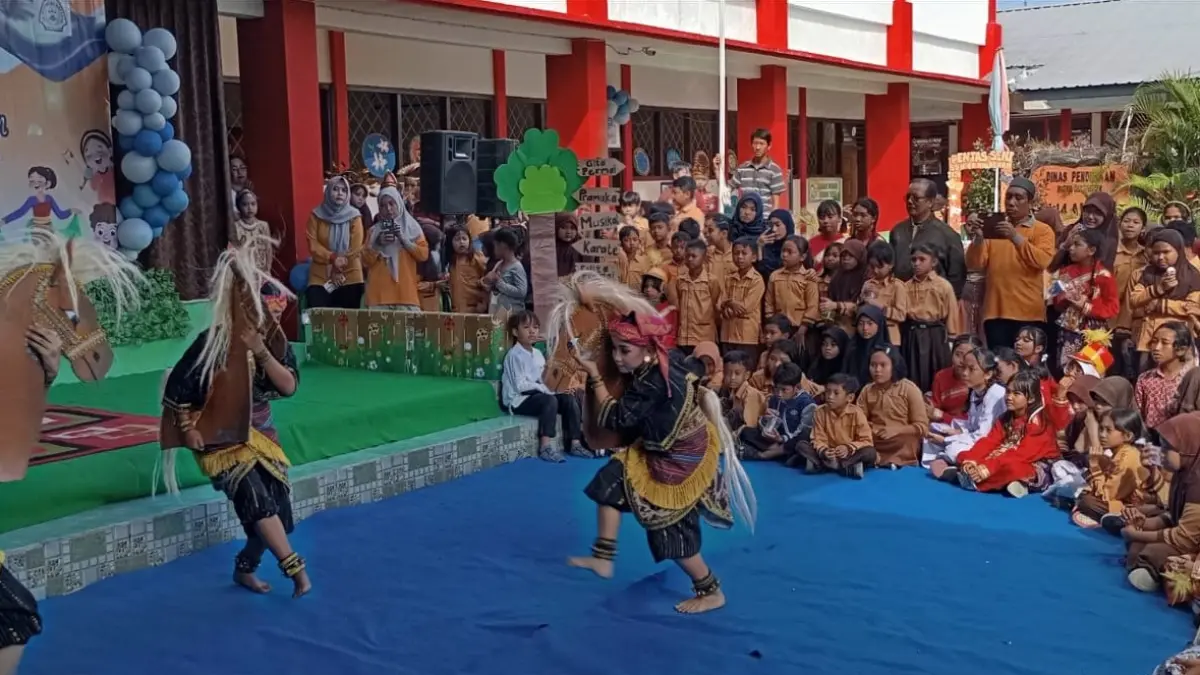 MEMUKAU: Murid SDN 44 Ampenan menampilkan tari Jaran Girang pada Pentas Seni di halaman sekolah setempat, Kamis (11/6).

