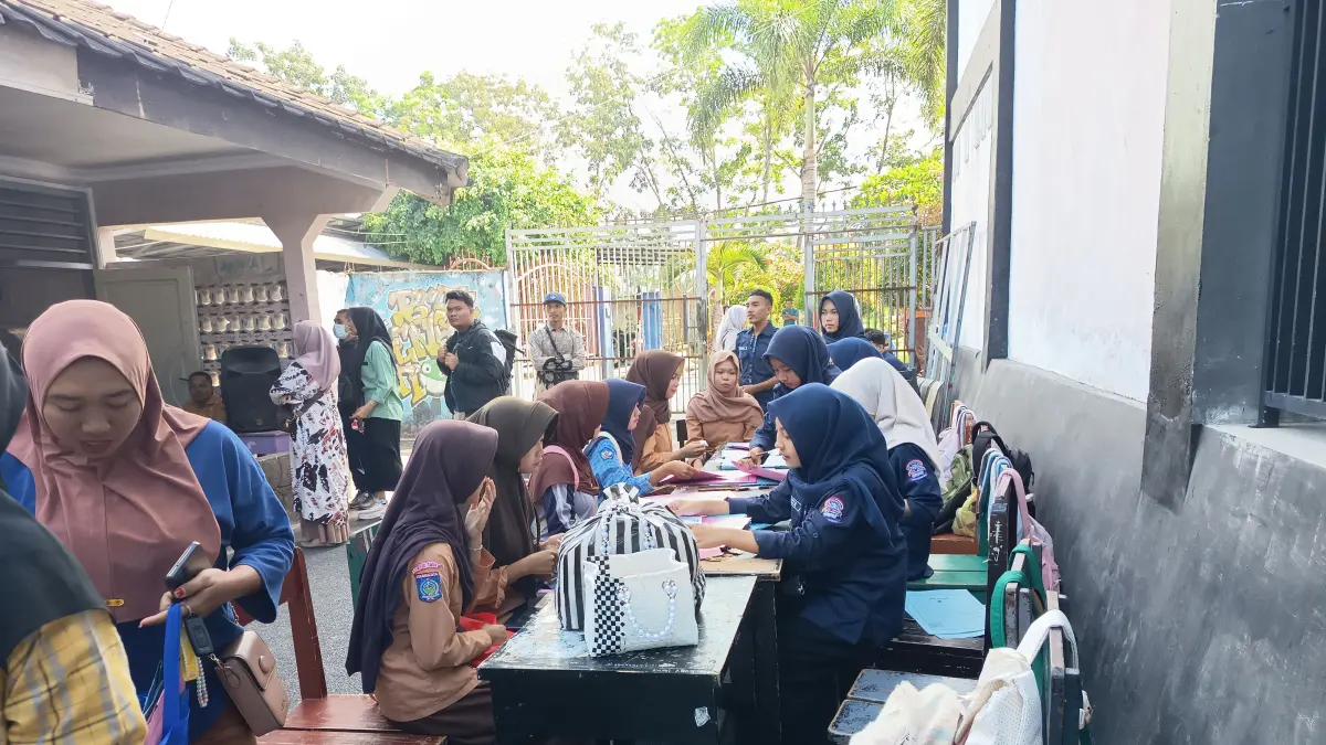 MENDAFTAR: Calon siswa baru melakukan daftar ulang di SMAN 1 Terara setelah lulus jalur afirmasi.