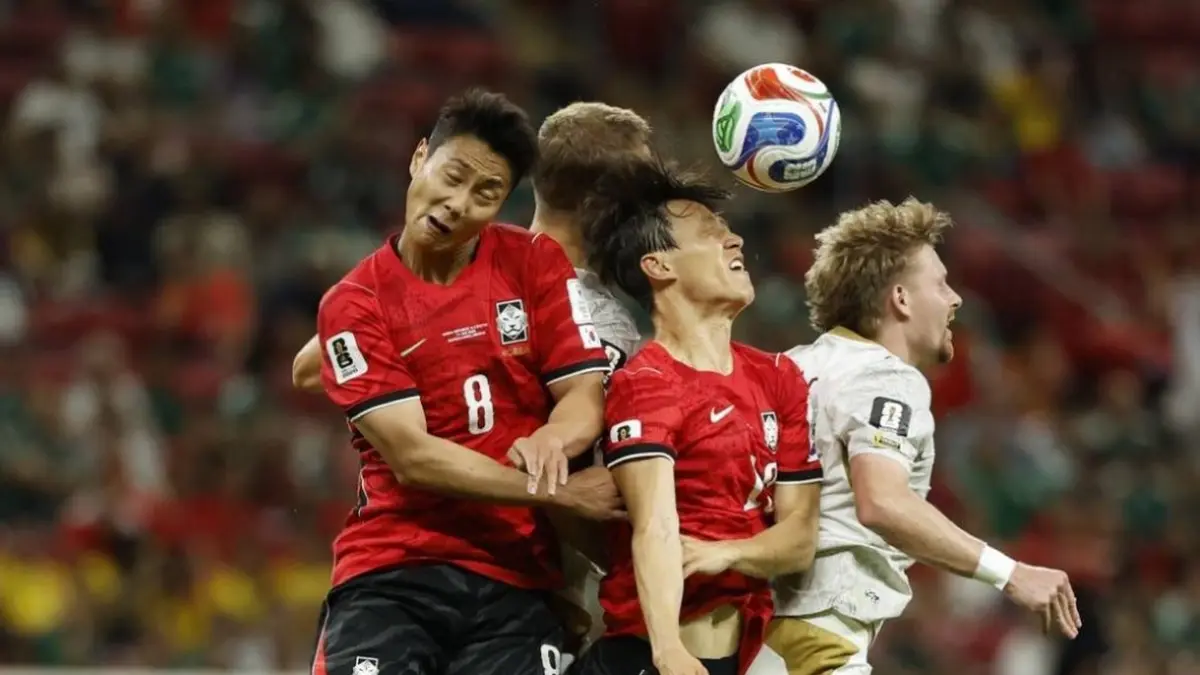 Paik Seung-ho dan Lee Jae-sung berduel udara dengan Pavel Sulc dalam pertandingan sepak bola Grup A Piala Dunia 2026 antara Korea Selatan vs Ceko (Ulises RUIZ / AFP)(AFP/ULISES RUIZ)