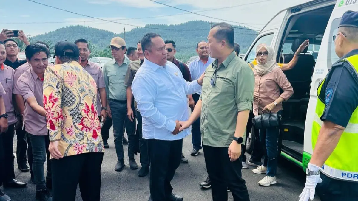 TIBA DI NEGERI JIRAN: Gubernur NTB Lalu Muhammad Iqbal didampingi Ketua DPD APJATI NTB H. Edy Sopyan, kepala OPD, pihak Bank NTB Syariah, instansi terkait dan para tuan guru saat tiba di Malaysia untuk menyambangi PMI asal NTB yang bekerja di SD Guthrie dan FGV Malaysia.&nbsp;