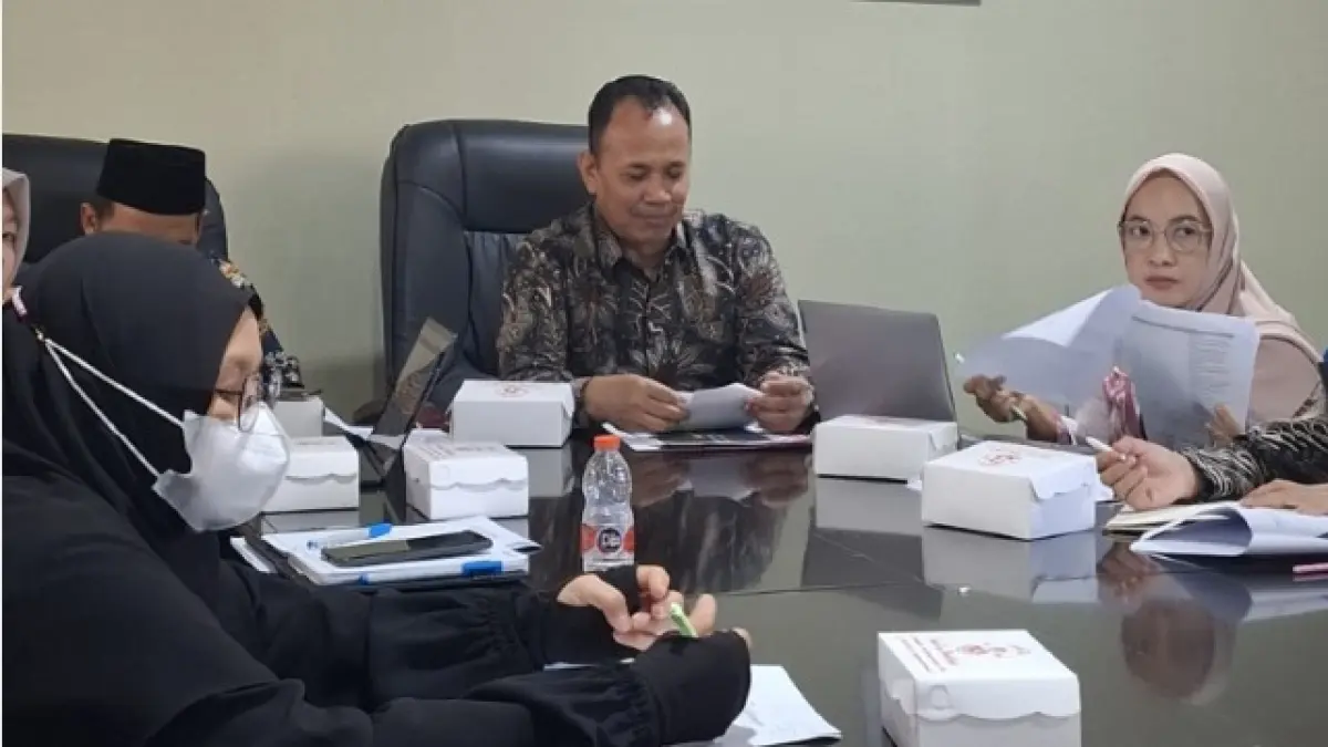 RAKOR: Kepala Dinas Kominfotik NTB Ahsanul Khalik saat memimpin rapat koordinasi di Kantor Dinas Kominfotik NTB, Kamis (11/6). (DISKOMINFOTIK NTB/LOMBOK POST)