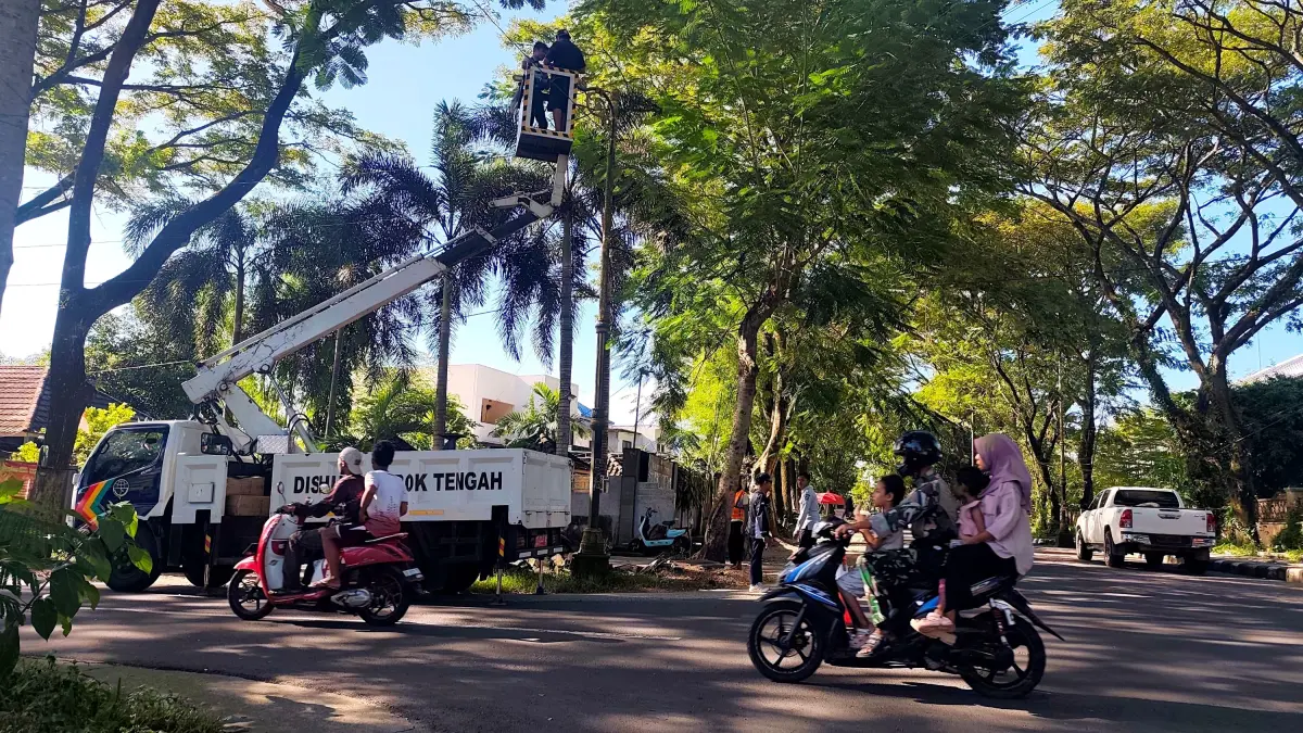Sejumlah pegawai dari Dishub Loteng saat memperbaiki lampu-lampu PJU yang mati di sekitar Masjid Agung Praya, belum lama ini. (Dewi/Lombok Post) 