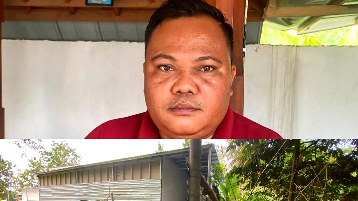 SOROT: Mawardi, Kepala Desa Lagko, Kecamatan Lingsar, Lombok Barat menyoroti dapur MBG yang dibangun sebelah kandang sapi. (Toni/Lombok Post)