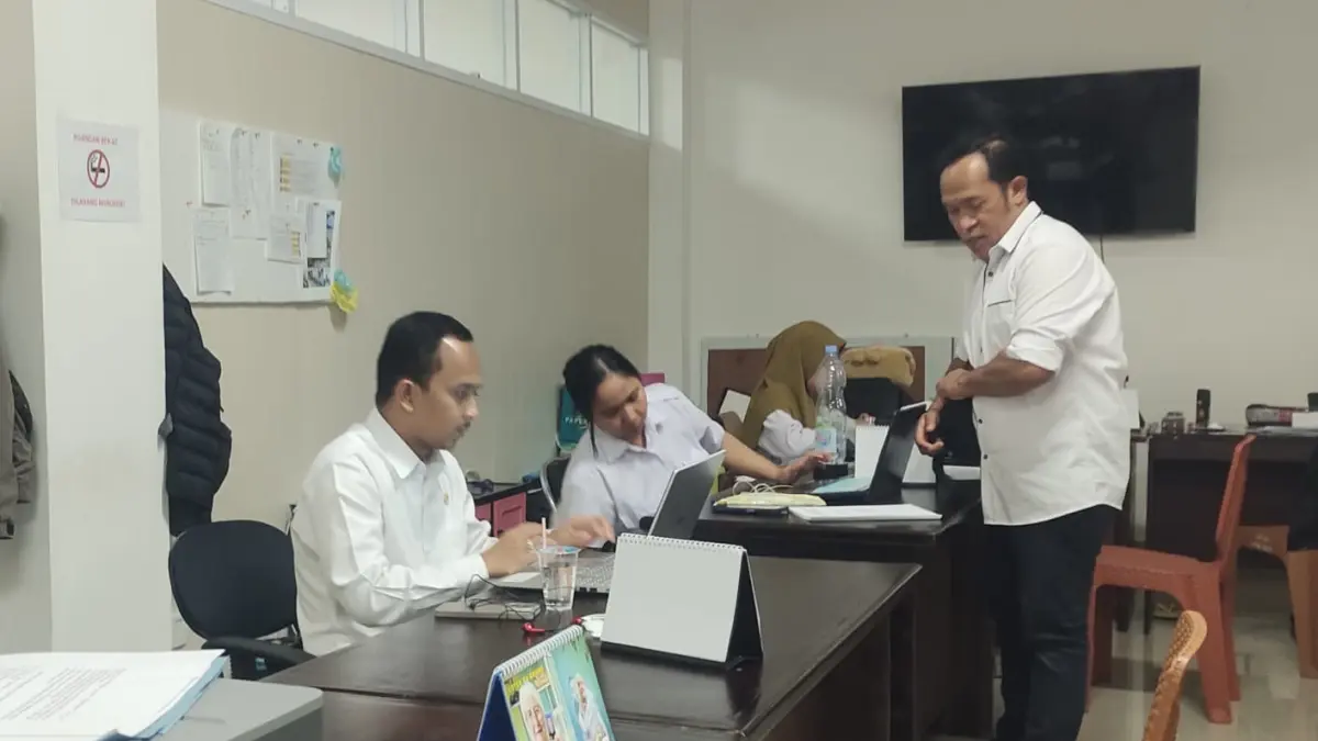 SUDAH TRANSFER: ASN di lingkungan Pemda KLU berada di tempat kerjanya. Mereka telah menerima gaji 13.
