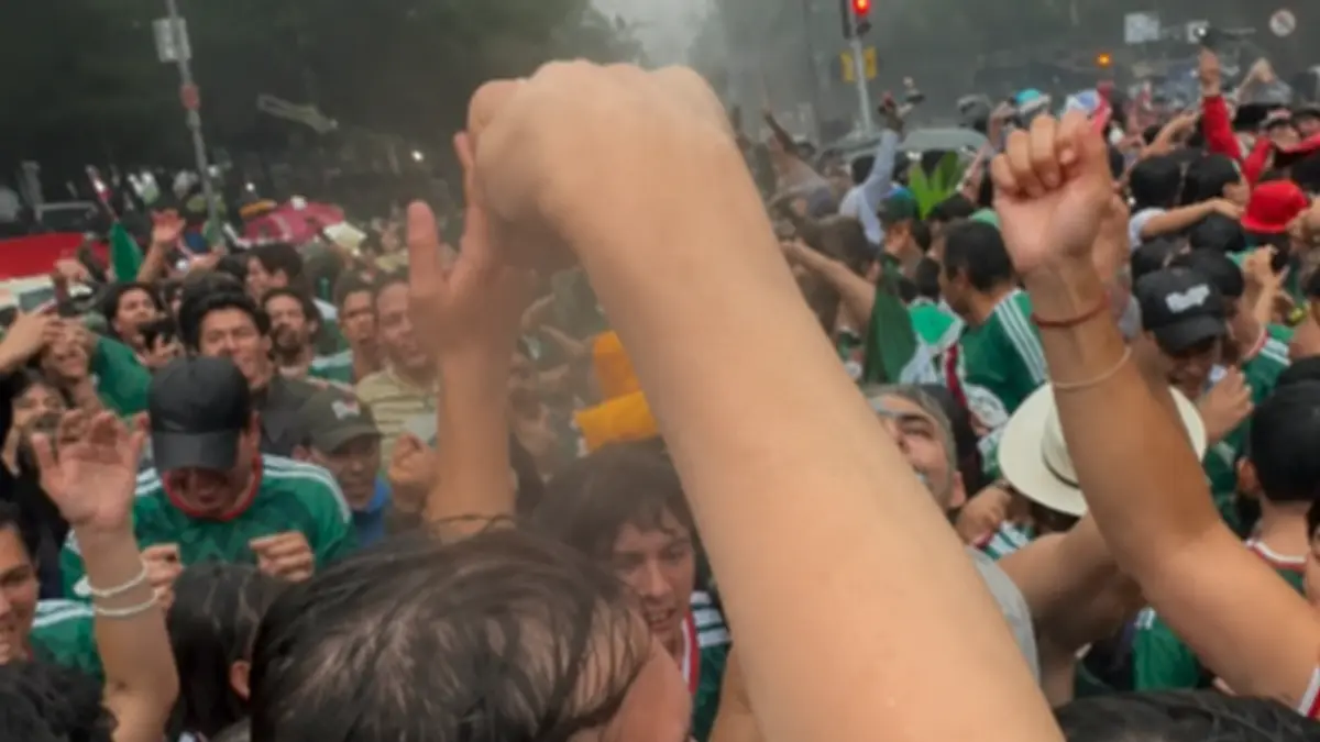 Suporter Meksiko larut dalam euforia usai tim nasional mereka meraih kemenangan pada laga pembuka Piala Dunia 2026 di Mexico City.