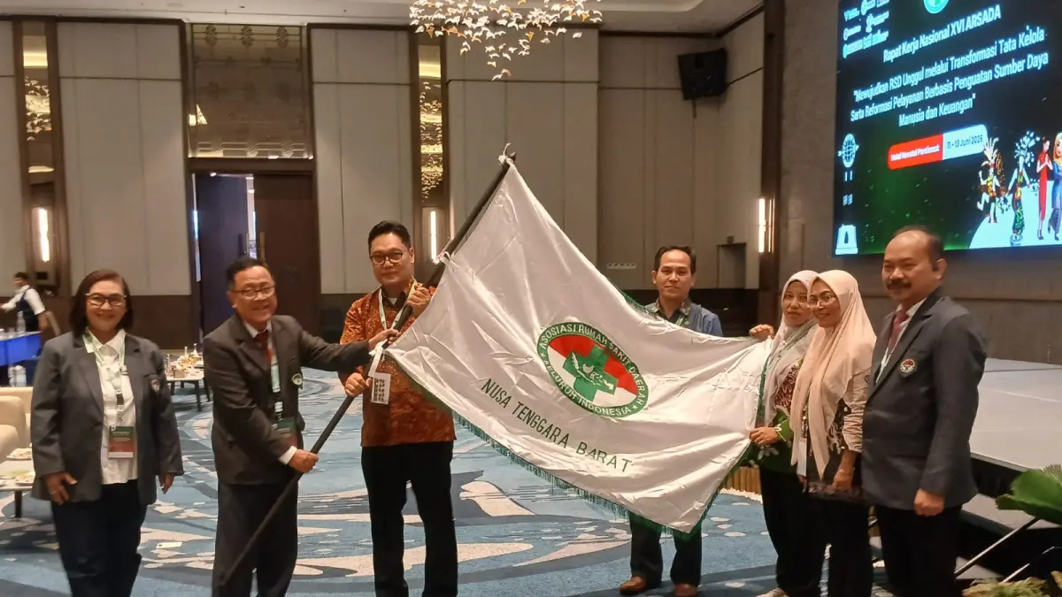 TERIMA AMANAH: Direktur RSUD Patut Patuh Patju (Tripat) Lombok Barat, dr. H. Suriyadi (tengah), menerima amanah sebagai Ketua ARSADA NTB periode terbaru dalam pengukuhan pengurus pada Rakernas XVI ARSADA di Pontianak, Kalimantan Barat, Jumat (12/6).