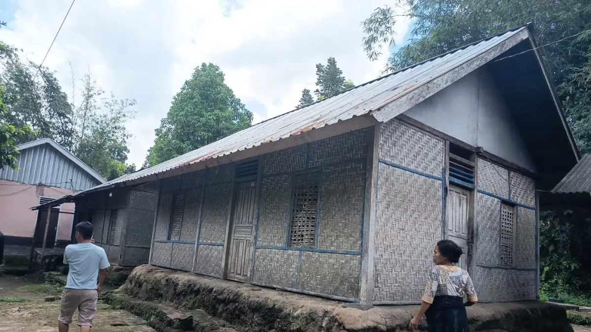 TIDAK LAYAK: Dua unit rumah warga di Kecamatan Sikur dalam kondisi tidak layak huni