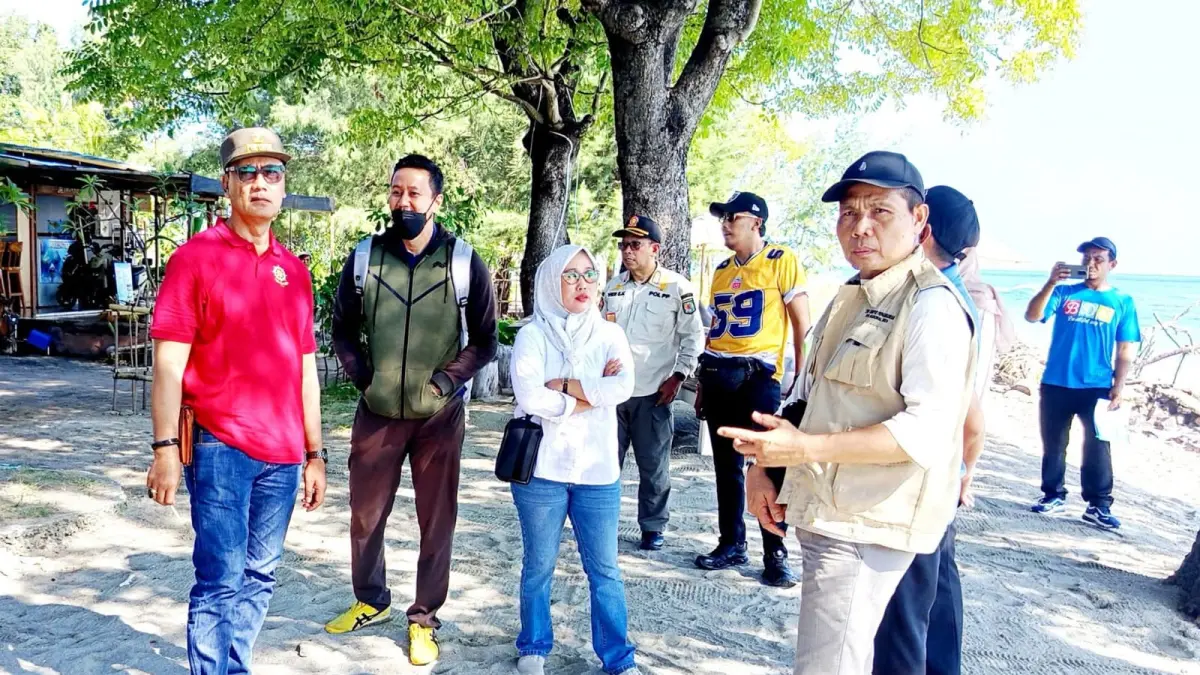 TURUN LANGSUNG : Tim dari Pemda KLU survei lapangan terhadap dua objek bangunan di kawasan sempadan pantai Gili Air.