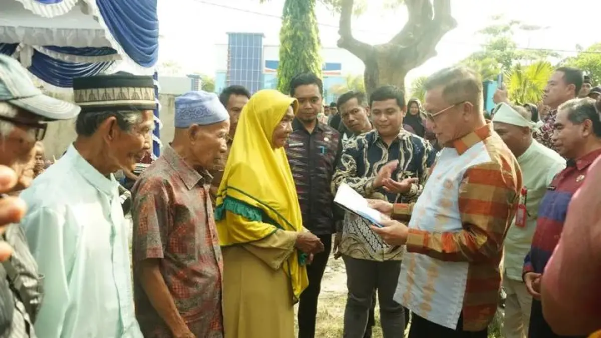 Wali Kota Bima HA Rahman H Abidin menyerahkan bukan tabungan kepada perwakilan warga penerima PKH Daerah di kawasan utara Alun-Alun Lapangan Serasuba, Kamis (11/6).