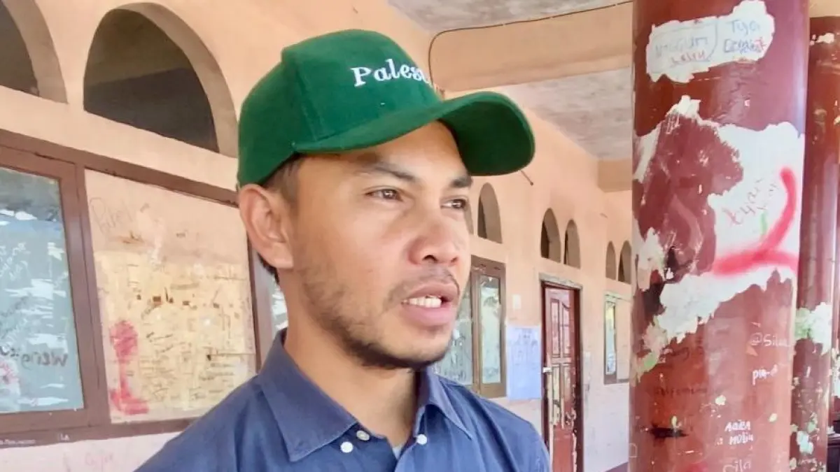 CERITAKAN KRONOLOGIS: Dewan Pengasuhan Santriwati Ponpes Nurul Haramain Ustad Akhwaf Habiburrahman saat memberikan penjelasan terkait kronologi area jatuhnya almarhumah Bias Ayu Lestari di area Kampus Nurul Haramain Putri 1, Narmada, Lombok Barat, Sabtu (13/6).
