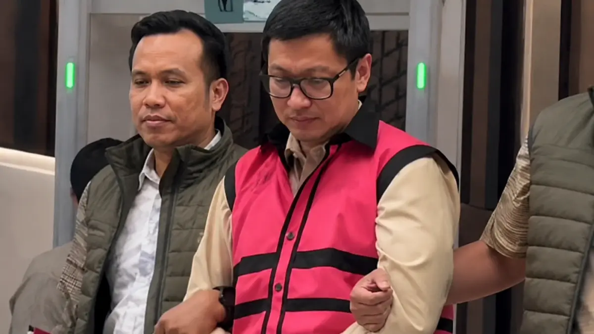 Andri Mulyono, Komisaris PT Yasa Artha Trimanunggal, mengenakan rompi tahanan saat menjalani proses penahanan terkait dugaan korupsi pengadaan motor listrik untuk Program Makan Bergizi Gratis (MBG).