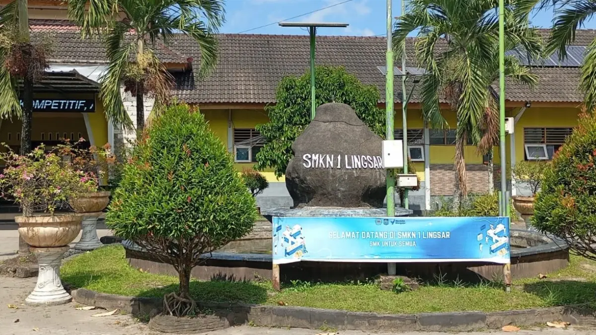 BANYAK PEMINAT: SMKN 1 Lingsar terlihat cukup asri dengan banyaknya pepohonan, Kamis (11/6). Sekolah kejuruan ini cukup banyak peminatnya dalam SPMB tahun ini.
